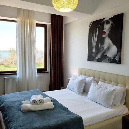 La Vida Loca Apartment Summerland Mamaia Bagian luar foto