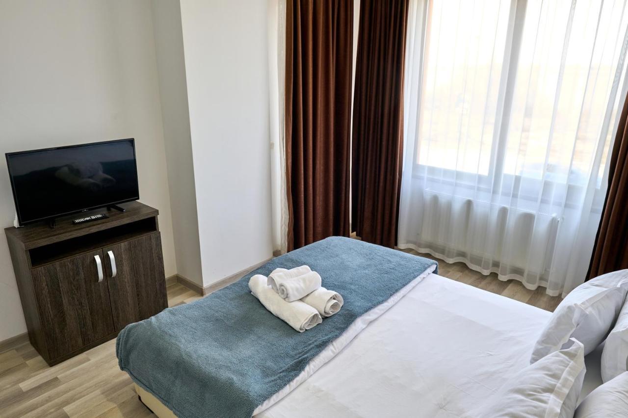La Vida Loca Apartment Summerland Mamaia Bagian luar foto
