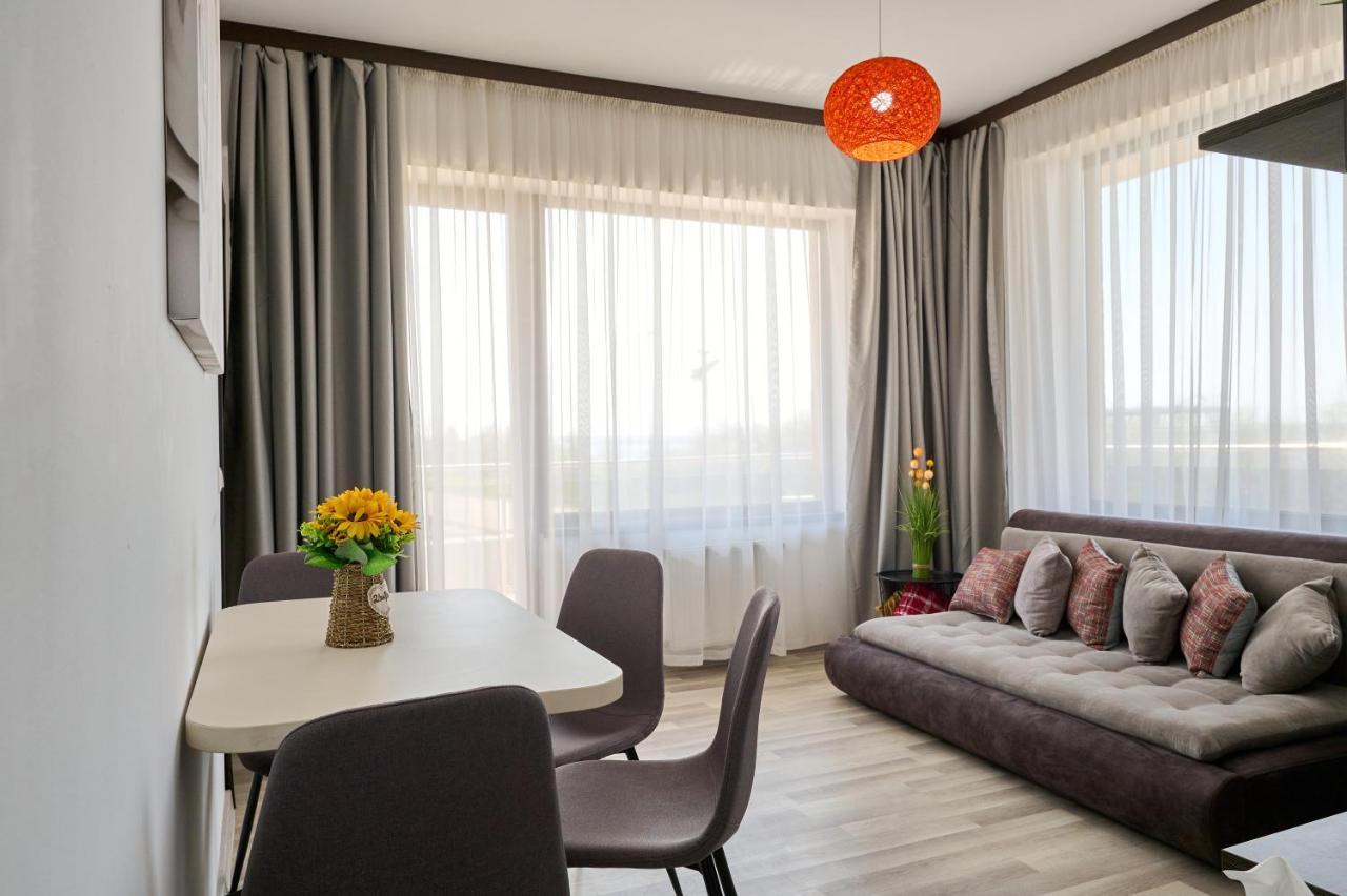 La Vida Loca Apartment Summerland Mamaia Bagian luar foto