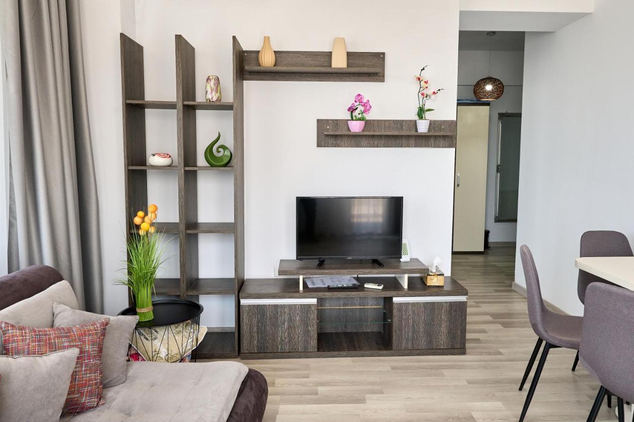 La Vida Loca Apartment Summerland Mamaia Bagian luar foto
