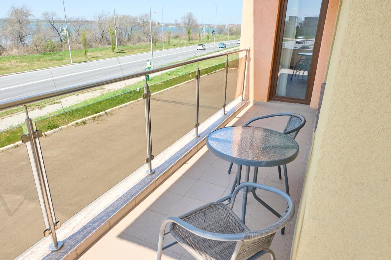 La Vida Loca Apartment Summerland Mamaia Bagian luar foto